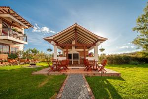 a gazebo with chairs and tables in a yard at Casa de las Flores- Chalet Privado in Villa de Leyva