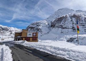 um edifício ao lado de uma montanha coberta de neve em Moustache Koksar Luxuria em Khoksar