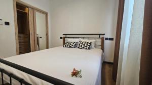 una camera da letto con un letto fiorito di Residence Oceana 4 a Mont Choisy