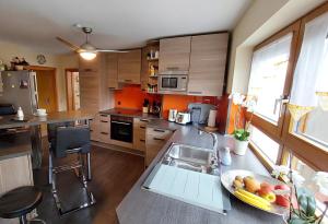A kitchen or kitchenette at Gästehaus Aachblick, Exklusive Appartements und Ferienwohnungen