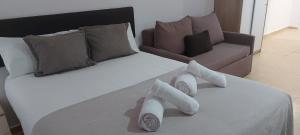 una camera con un letto con due cuscini e un divano di SanFernando14 ad Alicante