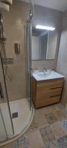 bagno con doccia e lavandino di SanFernando14 ad Alicante