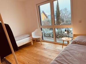 1 dormitorio con cama y ventana grande en Wohlfühloase en Worms