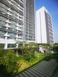 Bangunan di mana terletaknya aparthotel ini