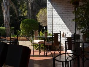 een patio met een tafel en stoelen in een tuin bij Beyond Cui Bono in Sunland