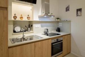 cocina con fregadero, fogones y fregadero en Casa Falcucci, en Gubbio