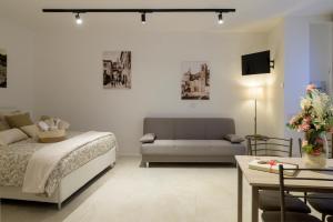 1 dormitorio con cama, sofá y mesa en Casa Falcucci, en Gubbio