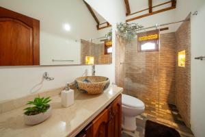 萊瓦鎮的住宿－Casa de las Flores- Chalet Privado，一间带水槽和卫生间的浴室