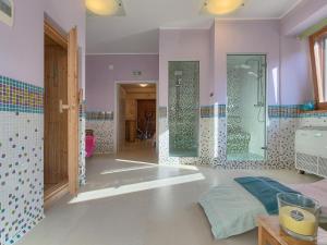 baño grande con paredes de color púrpura y ducha. en Casa Menta near Pula - private villa for families & friends with Pool, Sauna, Fitness and Pool Heating, en Marčana