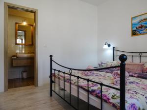 una camera con un letto con lavandino e specchio di Holiday Home Beti with heated pool a Vrsi (Verchè)