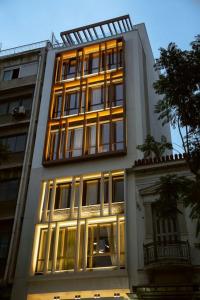 een hoog gebouw met lichten aan bij Classy 103 Studio apartment in the heart of Athens in Athene