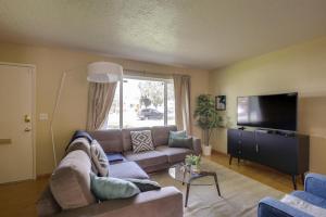 Μια τηλεόραση ή/και κέντρο ψυχαγωγίας στο South San Jose 3br w garage wd backyard SFO-1507