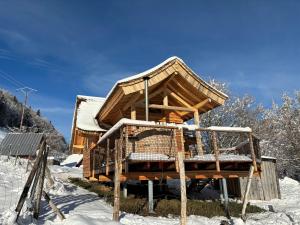 La PesseにあるCabane Insolite de la Semineの雪の木造小屋