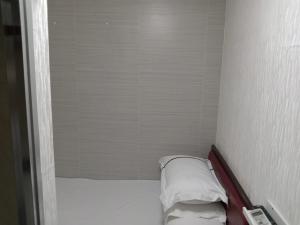A bed or beds in a room at 金源賓館 Golden Yuan Guest House