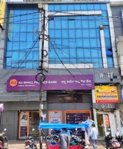 un bâtiment avec un panneau violet devant lui dans l'établissement HOTEL THAKUR SHRI , BHOPAL, à Bhopal