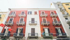 un edificio alto con balconi sul lato di Corte Nicolaiana Apartments by Wonderful Italy a Bari