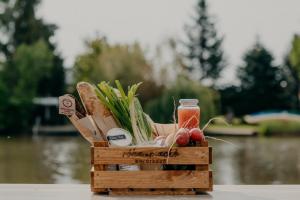 a crate of vegetables and a jar of sauce at VillaBalin in Békésszentandrás