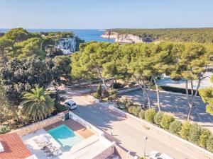 einem Luftblick auf eine Villa mit einer Straße und dem Meer in der Unterkunft Villa Jomar by Sonne Villas in Cala Galdana