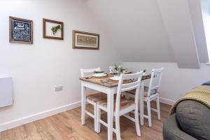 a dining room with a table and chairs at Your Northampton Apartments Haven in Northampton