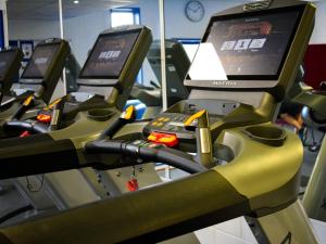 een rij fitnessapparaten in een sportschool bij Fire Service College in Moreton in Marsh