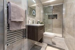 Un baño de Your Northampton Apartments Haven