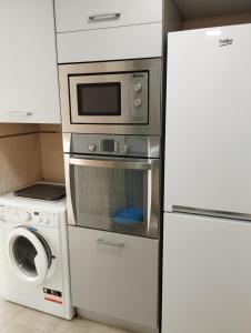 a kitchen with a microwave and a washing machine at Apartamento en Barcelona in Barcelona