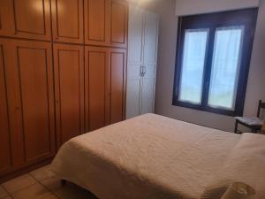 Schlafzimmer mit einem Bett und einem Fenster in der Unterkunft MIRABELLO in Verbania