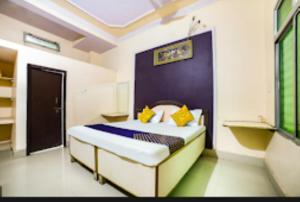 Voodi või voodid majutusasutuse Hotel Radhika kunj palace,Chhatarpur toas