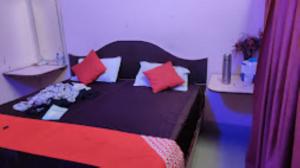 Voodi või voodid majutusasutuse Hotel Radhika kunj palace,Chhatarpur toas