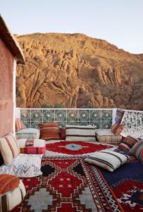 una sala de estar con un mural de montaña en Monkey Fingers House by Fatima mellal, en Tinerhir