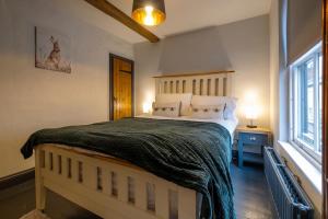 מיטה או מיטות בחדר ב-Charming 2 bedroom property