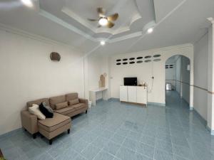 - un salon avec un canapé et une télévision dans l'établissement Rainhill@Betong, à Betong
