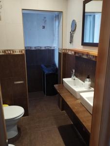 Apartamento en Barcelona في برشلونة: حمام مع حوض ومرحاض ومرآة