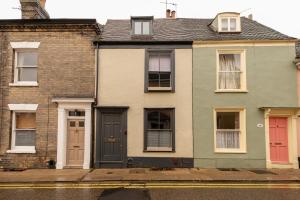 a house with colorful doors on a street at Charming 2 bedroom property in Bury Saint Edmunds