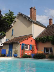 Bazén v ubytování Loire, Châteaux, et Vignes nebo v jeho okolí