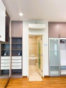 een kamer met een hal met planken en een deur bij Parkview Suite KLCC, Bernice in Kuala Lumpur