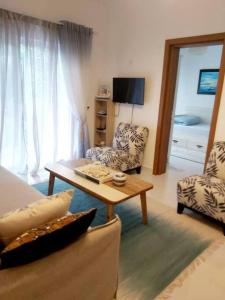 - un salon avec un canapé, une table et des chaises dans l'établissement Two bedroom apartment at Fumba Town, Zanzibar, à Fumba