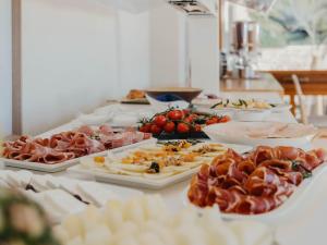 - un buffet avec de nombreuses assiettes de nourriture sur une table dans l'établissement Voramar, à Benicàssim