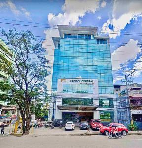 un edificio alto con coches estacionados frente a él en Cebu Capitol Central Hotel & Suites powered by Cocotel en Cebu City