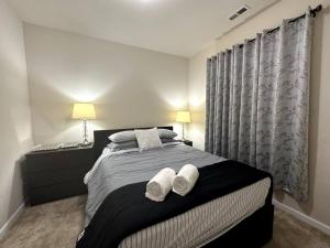 ein Schlafzimmer mit einem Bett mit zwei Handtüchern darauf in der Unterkunft B11-Reunion Villa for relaxation, fenced yard, many BRs in Bothell