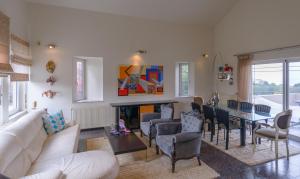 Posezení v ubytování Villa Greenera ,By IdealStay Experience
