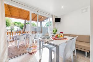 cocina y comedor con mesa y sillas en Campeggio Gasparina, en Castelnuovo del Garda