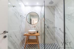 een badkamer met een wastafel en een spiegel bij Trendy Living in Koukaki! "Hotspot!" Nighttime noise possible in Athene