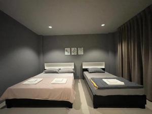 A bed or beds in a room at Baan Pheun Hostel บ้านเพื่อน โฮสเทล
