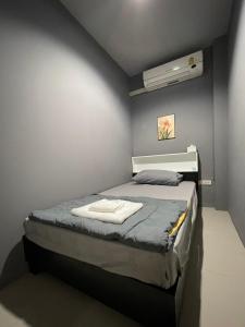 Una cama o camas en una habitación de Baan Pheun Hostel บ้านเพื่อน โฮสเทล