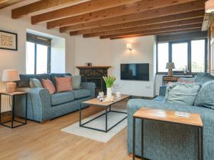 TV a/nebo společenská místnost v ubytování 3 bed in Widemouth Bay 02164