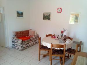 Habitación con mesa, sillas y sofá en Ferienhaus am Wasser - Kuća RiO - iberische Finca in Dalmatien, en Bilice