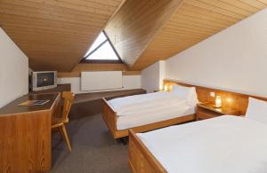 En eller flere senge i et værelse på Hotel & Restaurant Chärnsmatt