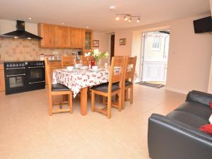3 Bed in Lyme Regis BARRA في Winsham: مطبخ وغرفة طعام مع طاولة وكراسي