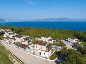 una vista aérea de una casa con piscina en Wild Adriatic Way, en Drenje